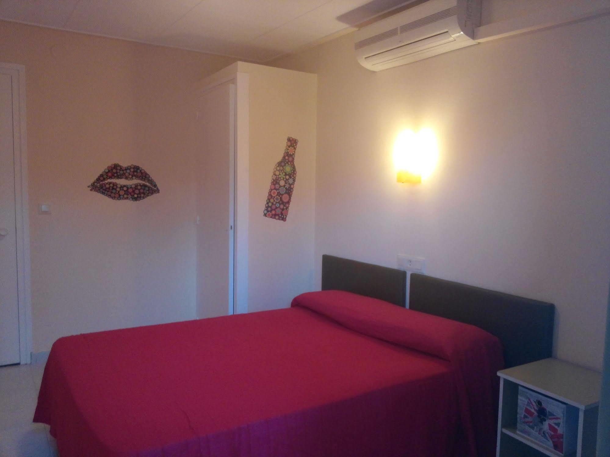 Hostal Univers Calella Kültér fotó